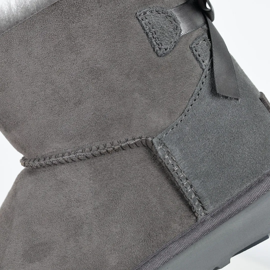 Pick up locally 💰560 The core recommendation is good price UGG bailey MiNi bow 2.0 series Xiaohongshu hot model Henan Longfeng leather production Sheepskin and fur integration Top quality in the market Waterproof upper material 2-3 cm cashmere insole to keep warm in winter and suitable for home use UUG launches a style series in the new year, partially skewed toward the preferences of young consumers, and also at the forefront of fashion trends Shoe body material Water-repellent coated suede upper 17mm UGGPURE™ implanted wool insole Lightweight non-slip comfortable rubber outsole With brand LOGO Trademark Comes with full packaging Size: 35 36 37 38 39 40